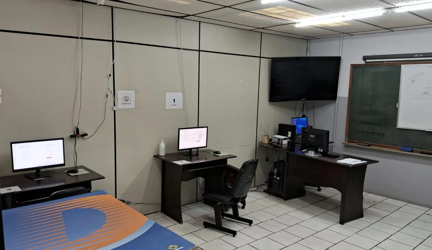 Sala de aula do CFC Aliança com simulador de direção